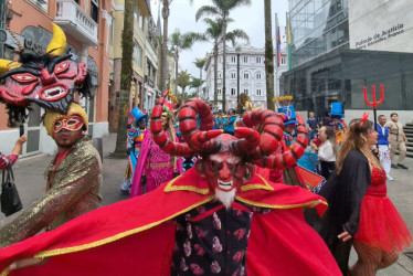 Grandes máscaras alusivas al diablo se vieron por la carrera 23 de Manizales.