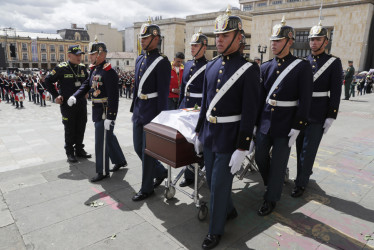 El cuerpo de Doña Nydia fue trasladado por soldados del Batallón Guardia Presidencial desde el Salón Elíptico del Capitolio Nacional.