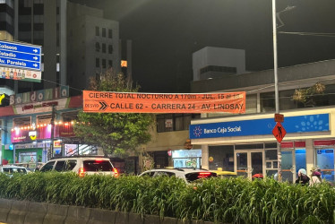 En la avenida Santander de Manizales se instaló un pasacalle para anunciar el cierre nocturno de una vía. Lea hasta cuándo se restringirá el paso en las noches.