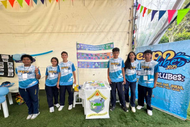 Defensores del Agua del colegio Quiebra de Santa Bárbara de Risaralda (Caldas). Los estudiantes expusieron su videojuego Ecocaminantes. Se llevaron el primer lugar entre 200 proyectos. 