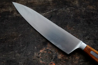 El hombre lesionado sigue bajo observación médica, tras el ataque de su pareja.