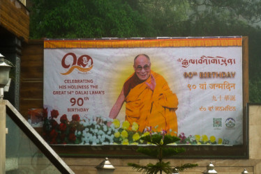 Preparativos para el cumpleaños 90 del dalái lama. 