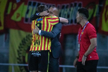 Dudamel abraza a Merheg después del primer gol del delantero 