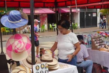 Exhiben claves para emprender: seis comerciantes de Chinchiná revelan las lecciones que han aprendido como emprendedores. Invitan a perseverar. En la foto, María Melva Aguirre, tejedora de sombrero aguadeño, quien asegura que las ganas compensan la falta de capital.