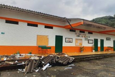 Foto I Tomada de redes sociales I LA PATRIA  La escuela de la vereda La Albania en Pacóra, municipio en el norte de Caldas, resultó afectada por un vendaval en la tarde de este ocho de julio del 2025.