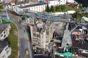 La estación Fátima es la que más inconvenientes ha tenido para ser construida en el proyecto de la línea 3 del cable aéreo de Manizales. Sería la última en ser entregada. En la foto, la obra en julio de este 2025, días antes de que se empezara a instalar el techo.