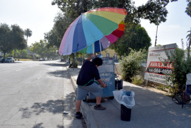Chris, un niño de 14 años, trabaja en el puesto de tamales de su mamá, en Pasadena California (Estados Unidos). Miles de familias inmigrantes viven en la clandestinidad este Día de la Independencia, cuando actividades tan cotidianas como salir a comprar, atender un negocio o lavar la ropa se convierten en actos de riesgo que hijos nacidos en EE.UU. han tenido que asumir para proteger a sus madres de las redadas migratorias.