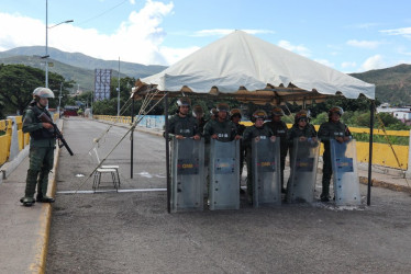 Integrantes de la Guardia Nacional Bolivariana (GNB) de Venezuela vigilan sobre el puente Internacional Simón Bolívar este sábado, en La Parada (Colombia).