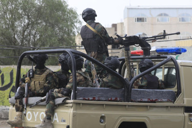 Soldados hutíes viajan en una camioneta mientras patrullan en medio de tensiones con Israel, en Saná, Yemen, este viernes 18 de julio del 2025.