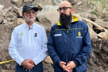 Henry Gutiérrez Ángel, gobernador de Caldas, y Carlos Alberto Carrillo Arenas, director general de la Unidad Nacional de Gestión de Riesgo de Desastres, durante una visita a Supía. 
