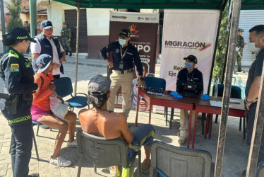 Los habitantes de calle son reunidos por las autoridades en Palestina para censarlos, verificar sus antecedentes y recibir servicios de aseo personal.