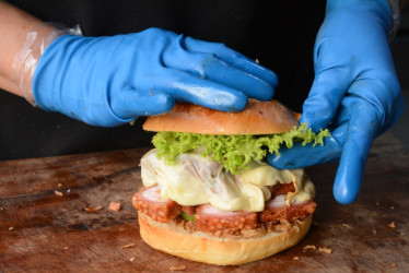 Que no le gane el hambre de ventas. Tenga cuidado al manipular alimentos y siga estas sugerencias para cumplir las normas sanitarias en su negocio. Habla una experta que le ha prestado servicios a Mc'Donalds.