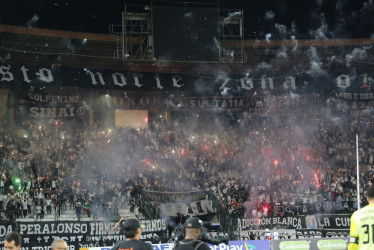 Holocausto Norte se ha caracterizado por sus recibimientos al Once Caldas, entre los que se destacan piroctecnia y tifos. La barra está preocupada por la conformación de la nómina del equipo.