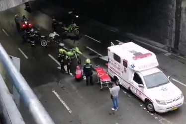 El Grupo Especial de Rescate atendió al ciudadano que cayó desde un puente en la Plaza Alfonso López, de Manizales.