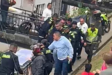 A la mujer, que también resultó lesionada, debieron sacarla escoltada. Está pendiente la audiencia en la tarde de este domingo.