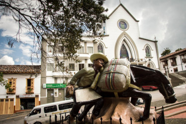 El cuerpo presentaba heridas de arma de fuego. Las autoridades investigan los hechos ocurridos en la vereda El Carmelo Apía (Risaralda).