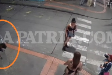 El incendio se originó en la noche del sábado, en el sector de la Galería de Manizales.