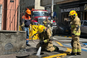 En la mañana de este jueves 24 de julio se presentó un incendio en el cárcamo de la carrera décima con calle 18.