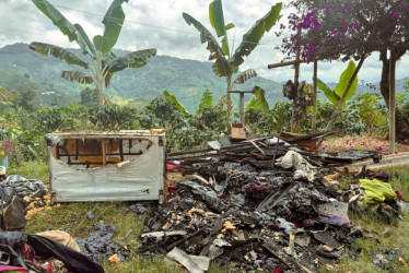 Una emergencia por incendio, ocasionada al parecer por un corto circuito, se presentó en la vereda La Argentina de Dosquebradas