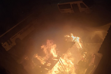 Fotos de Bomberos| LA PATRIA Incendio en la noche de este viernes 18 de julio.