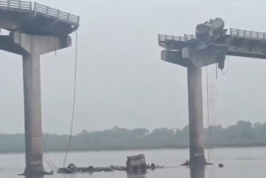 Cuatro vehículos se precipitaron a un río al colapsar el puente en India, y un camión se quedó colgando de uno de sus extremos.