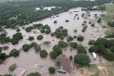 Fotografía cedida por la Guardia Costera de los Estados Unidos que muestra una inundación este sábado, en el área de Kerrville, Texas (EE.UU.). 