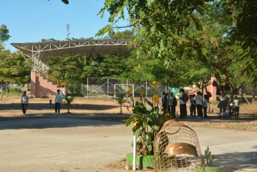 Fotos I Freddy Arango I LA PATRIA  Los estudiantes del colegio Renán Barco-Juan Pablo II, de La Dorada, completan dos años sin un escenario adecuado para la educación física.