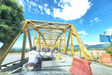 El puente de Ferroatlántico comenzó operaciones hace cerca de 60 años. Es crucial en la unión de del centro y el norte de Colombia. Por estos días es sometido a reparaciones, lo que obliga a restricciones en el paso de vehículos y de peatones.