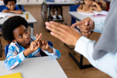 Cuatro instituciones educativas de la capital caldense enseñan a estudiantes con lengua de señas como lengua principal. 