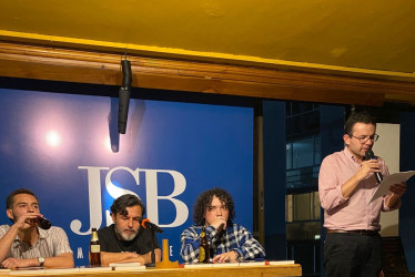 De izquierda a derecha: Samuel Loaiza, Pablo Rolando, Santiago García y Tomás Rubio en el lanzamiento del libro Sirvan la cicuta, crucifiquen al autómata en Manizales 