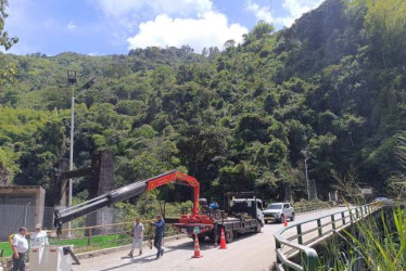 Fotos I Facebook Alcaldías I LA PATRIA  Este puente ya iluminado, sobre el río Garinó, en el límite Caldas- Tolima contribuye a la seguridad de quienes viajan de noche por el lugar.