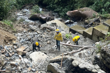 Ahora sí reparan la vía de acceso al municipio, dolor de cabeza en invierno. En otra población les tocó poner una acción popular para que les garanticen servicio digno y oportuno de ambulancia