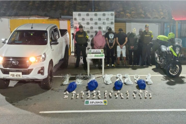 En vías del Eje Cafetero incautaron detonadores, cordón detonante y tres teléfonos celulares en un vehículo particular que se movilizaba desde el sur del país 