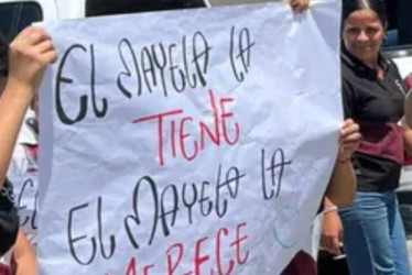 Foto I Cortesía para LA PATRIA  Una protesta se generó este viernes 25 de julio del 2025 para erxigir en un colegio de Caldas la permanencia de la rectora. ¿Qué dijeron el alcalde y la Gobernación?