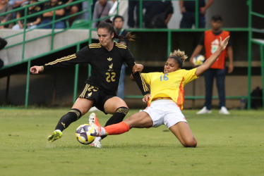 Diana Ordoñéz, de México, disputa el balón con Jorelyn Daniela Carabalí, de Colombia.