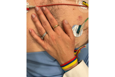 El mensaje estuvo acompañado de una foto de la mano de María Claudia Tarazona sobre el pecho de su esposo, el senador Miguel Uribe Turbay.