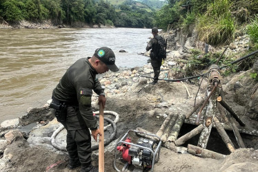 En el operativo, las autoridades sellaron ocho puntos de extracción, ubicados al lado del río Cauca.