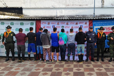 Los mineros ilegales acudían a peligrosas prácticas para extraer material del río Cauca.