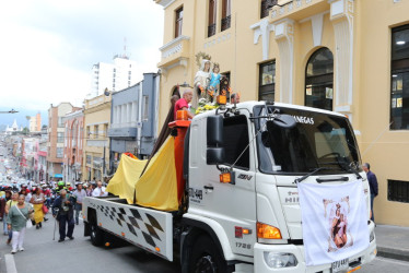 La Virgen del Carmen en lo más alto de la caravana.