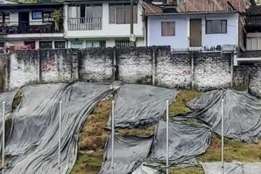 Los afectados residen en la parte alta del escenario deportivo. Según la Alcaldía, el avance de ejecución de las obras es del 70%.