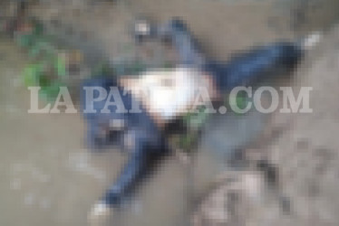 El occiso, de sexo masculino, vestía pantalones y chaqueta de color azul, y zapatos negros.