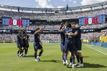 Fabian Ruiz del PSG (d) celebra el gol del 1-0 con sus compañeros de equipo durante el partido de la Copa Mundial de Clubes de la FIFA 2025 entre Paris Saint-Germain y Real Madrid en East Rutherford, Nueva Jersey, EE. UU., este 9 de julio del 2025.