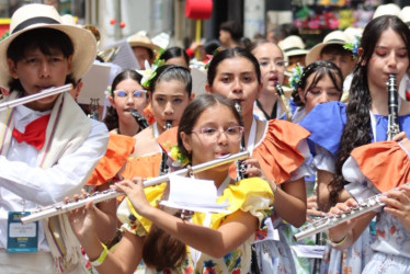 Todas las bandas participantes desfilaron por las principales calles del municipio. 