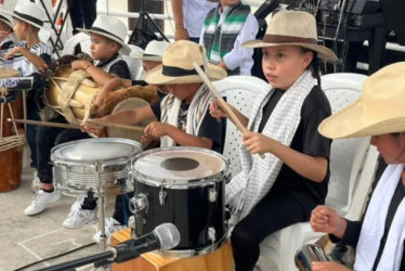 Los niños no solo cantaron, sino que interpretaron instrumentos.