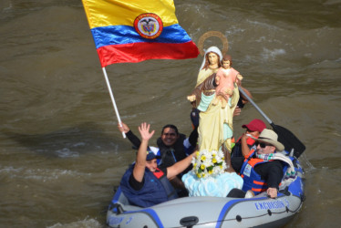 Los habitantes del corregimiento de Arauca (Palestina) se embarcaron con la Virgen del Carmen por las aguas del río Cauca.