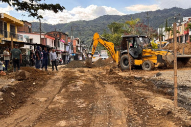 La obra, que abarca 1.880 metros cuadrados de capa asfáltica, busca superar una problemática histórica de movilidad, inseguridad e incomunicación de la comuna 9