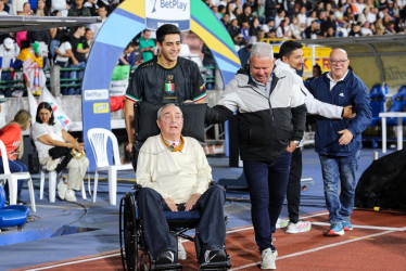 Luis Fernando Montoya, el campeón de la vida, el técnico campeón con el Once Caldas de la Copa Libertadores del 2004, estuvo presente en el estadio Palogrande y compartió con Hernán Darío Herrera y los jugadores antes de la derrota del Blanco con Nacional. Los héroes de la Libertadores del 2004 fueron homenajeados por el Club.