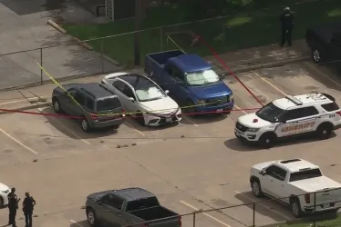La madre dejó a la pequeña con un poco de agua y las ventanillas del vehículo parcialmente bajadas antes de comenzar la jornada.