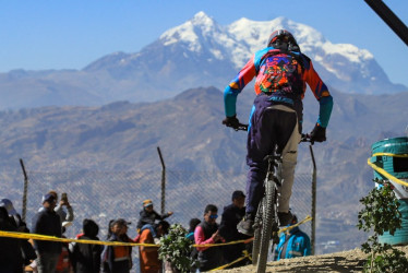 Un ciclista participa del Challenge Downhill 4.000 este domingo, en La Paz (Bolivia). 