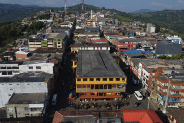 Demoler para mejorar: la Plaza de Mercado de Anserma (Caldas) corre riesgo ante eventuales sismos. El plan es tumbar la estructura y reconstruirla con mejoras. El alcalde, Ómar Andrés Reina, denunció amenazas que ponen en suspenso el proyecto.
